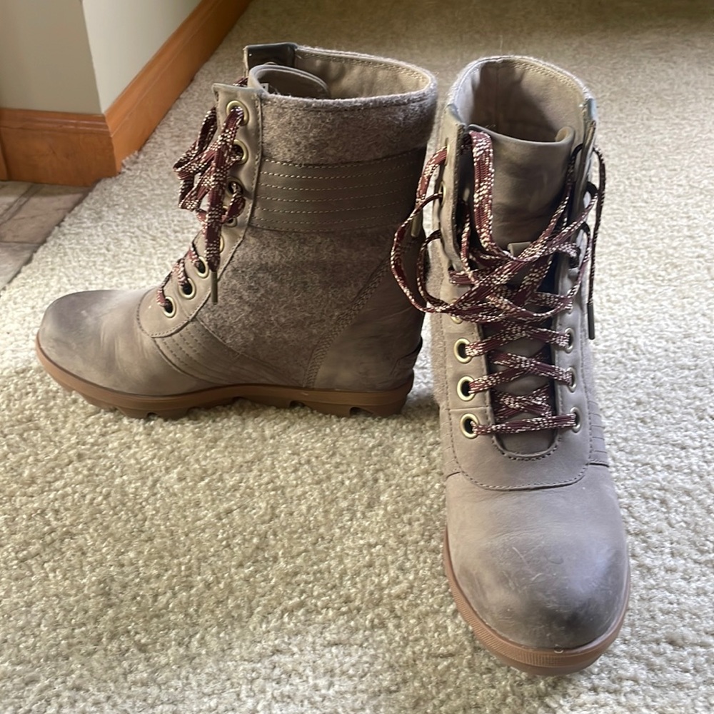 Size 8 Sorel wedge boot